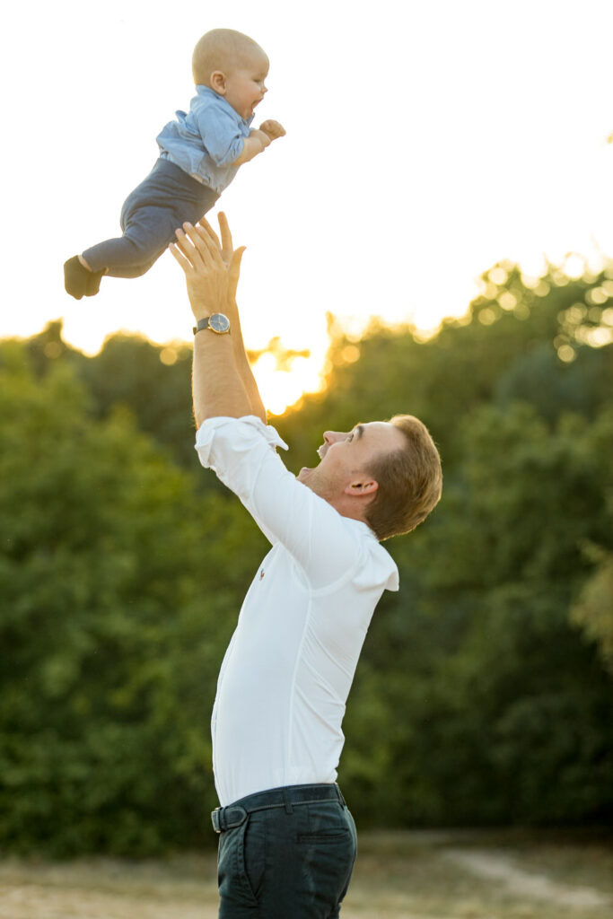 Vater wirft seinen kleinen Sohn beim Familien-Shooting in die Luft