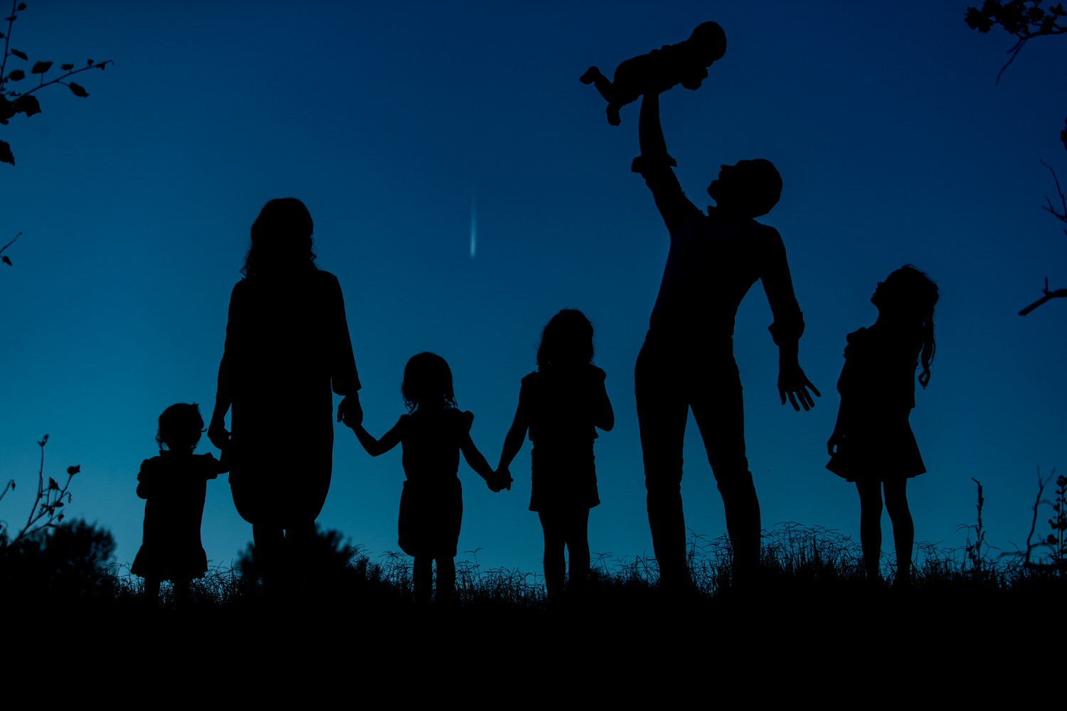 Familienfotos in der Dämmerung als Silhouette