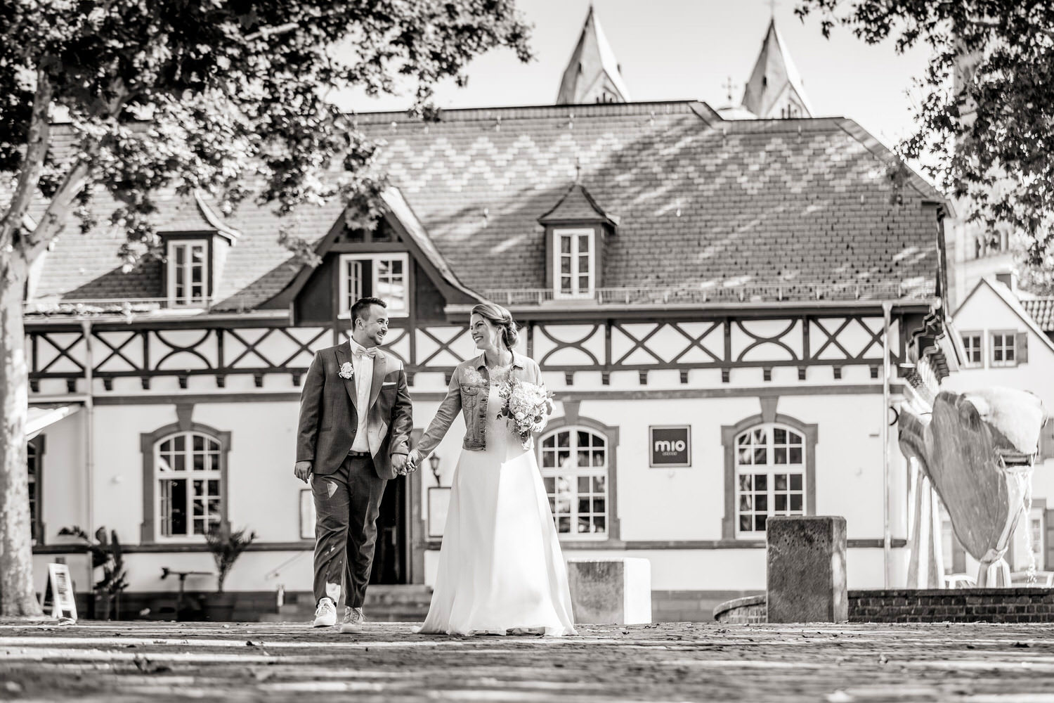 SW-Bild Hochzeitspaar auf dem Fischmarkt Speyer mit Fachwerkhaus im Hintergrund.