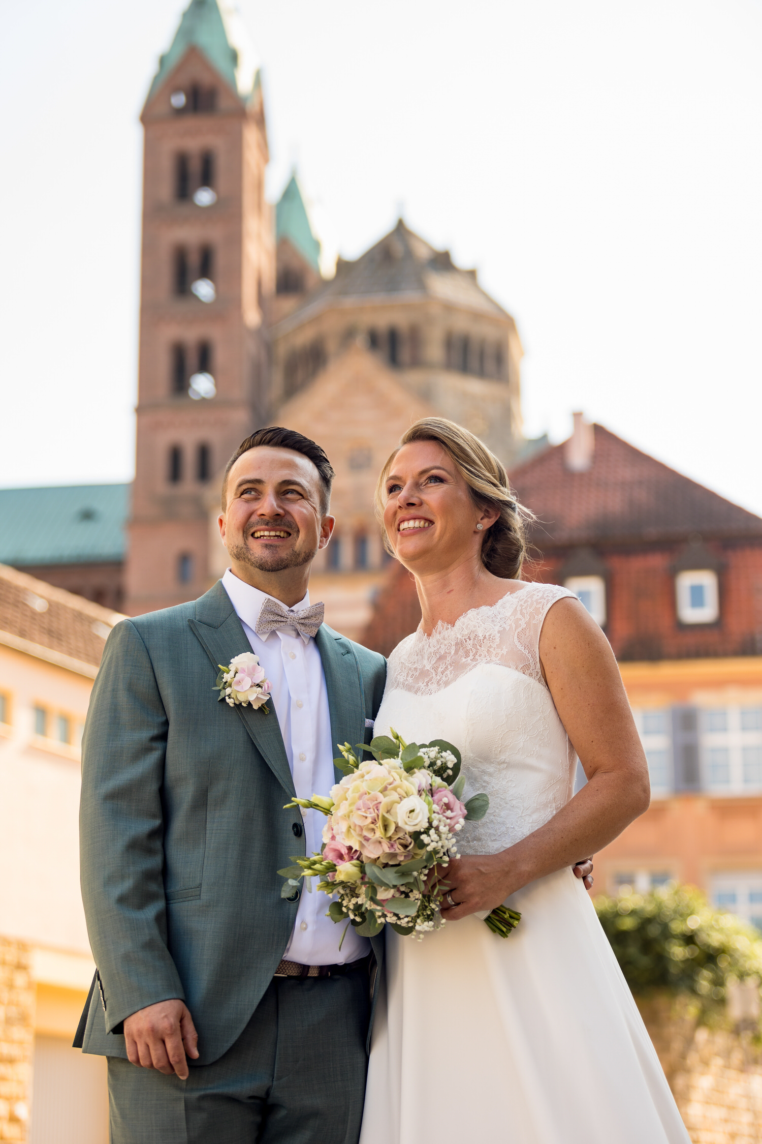 Hochzeitspaar vor dem Dom zu Speyer