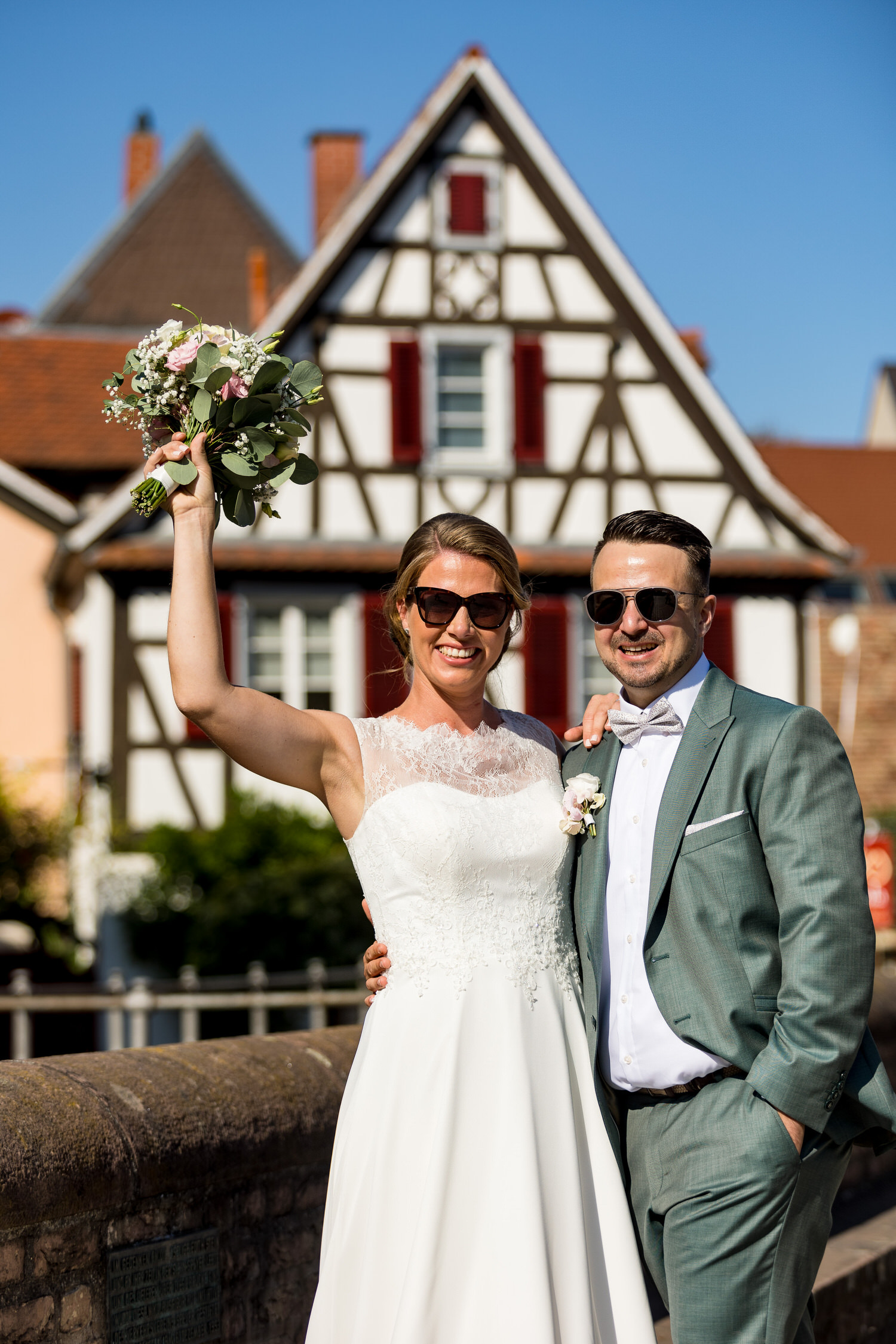 Hochzeitspaar neben einer alten Steinmauer in Speyer.