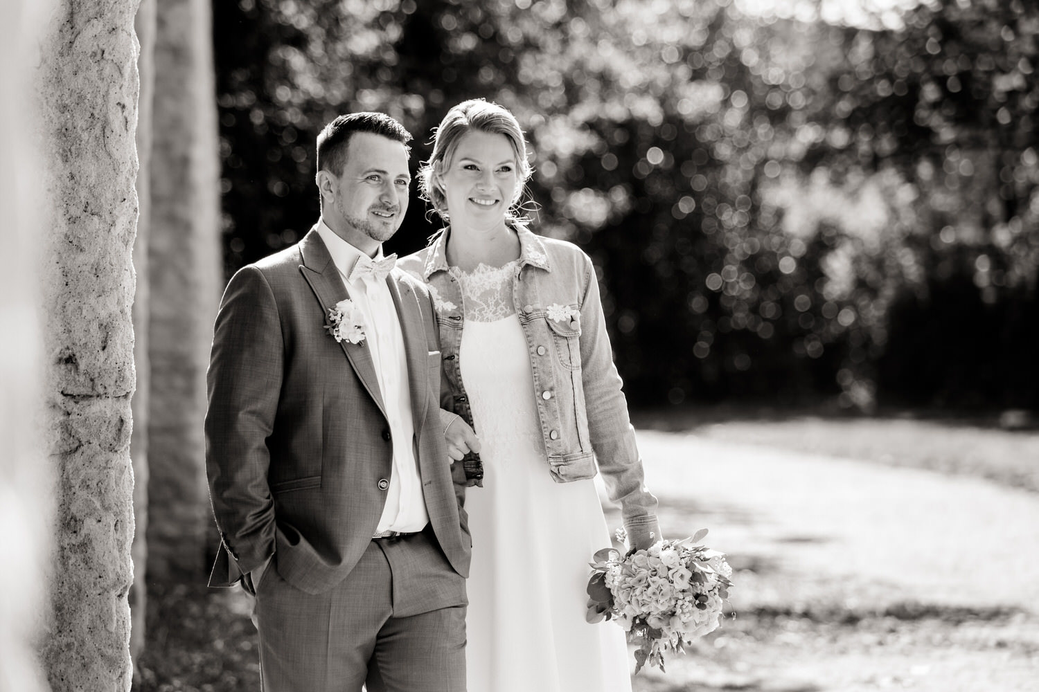 SW-Foto von Hochzeitspaar im Domgarten von Speyer.