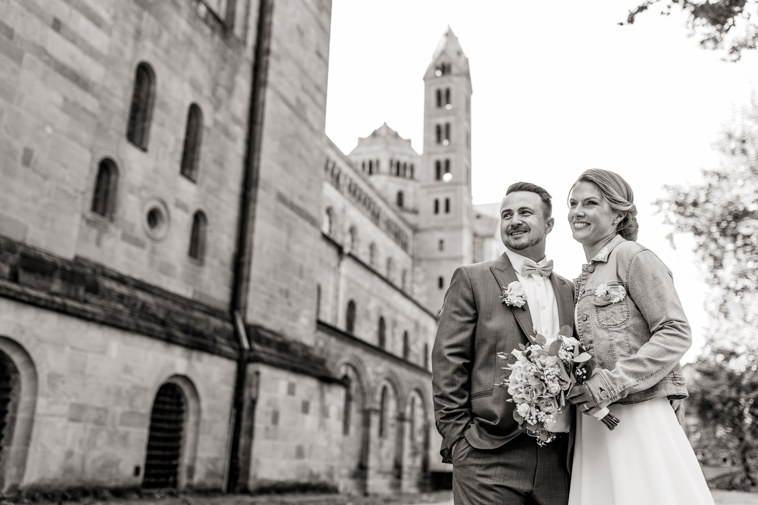 SW-Foto von Hochzeitspaar neben dem Dom zu Speyer.